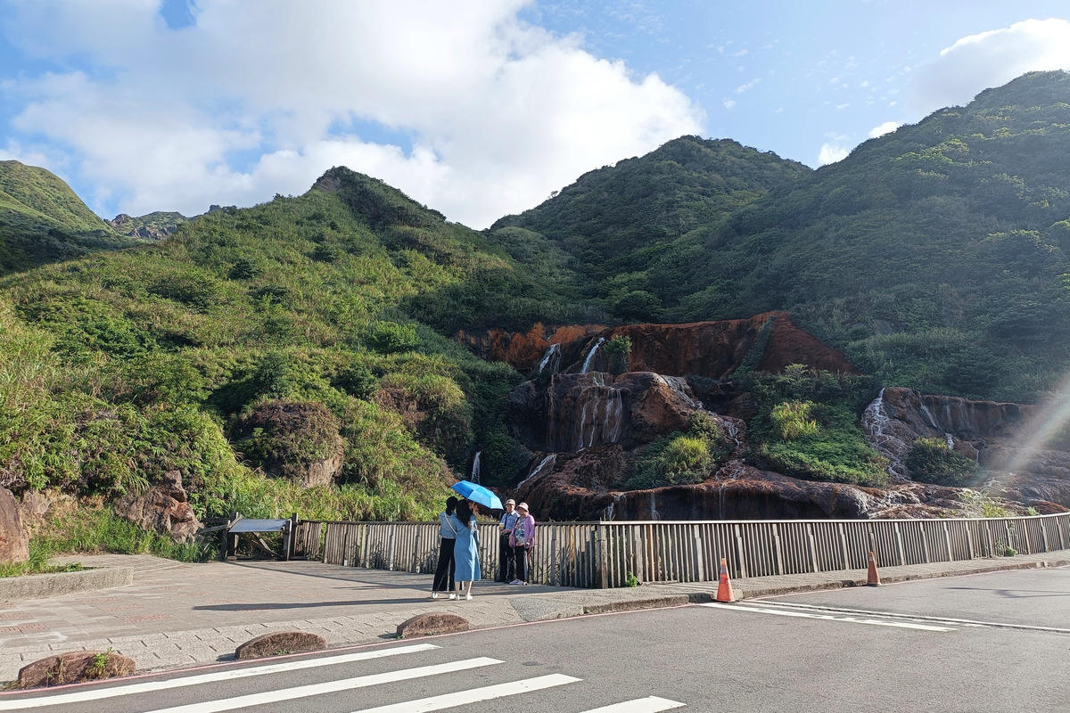 新北景點｜黃金瀑布：金瓜石金黃色瀑布奇景