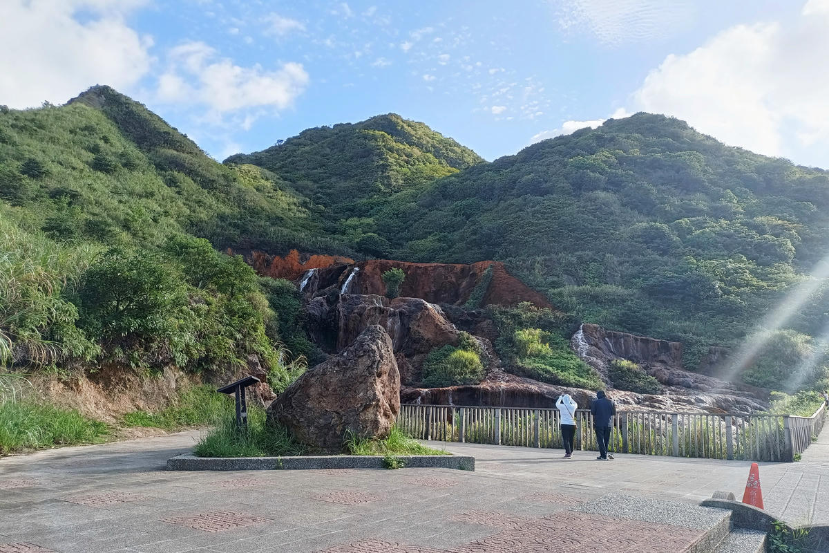 新北景點｜黃金瀑布：金瓜石金黃色瀑布奇景