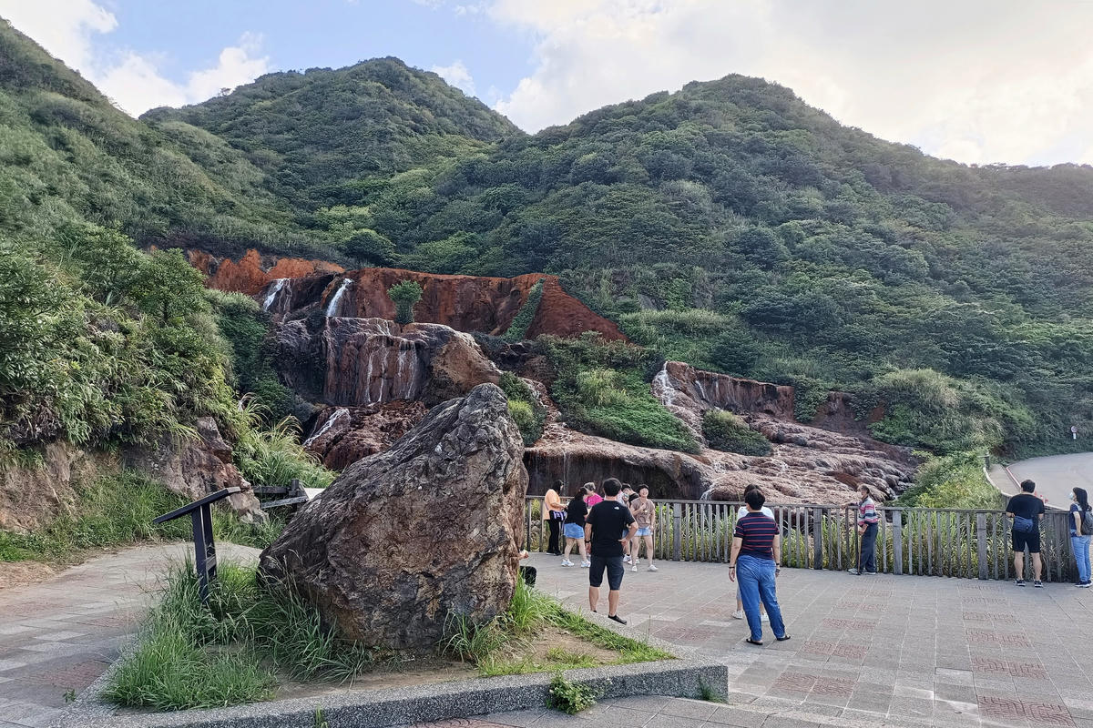 新北景點｜黃金瀑布：金瓜石金黃色瀑布奇景