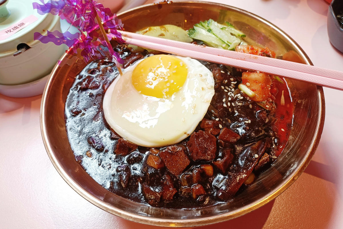 宜蘭美食｜Pink Oni 粉紅姐姐韓式料理：粉紅餐廳×韓服體驗