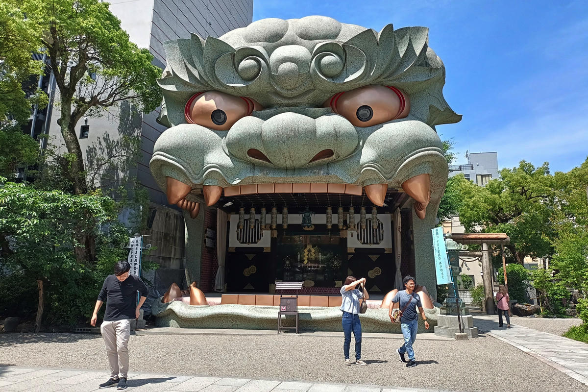 大阪景點｜難波八阪神社：巨大獅子頭神社