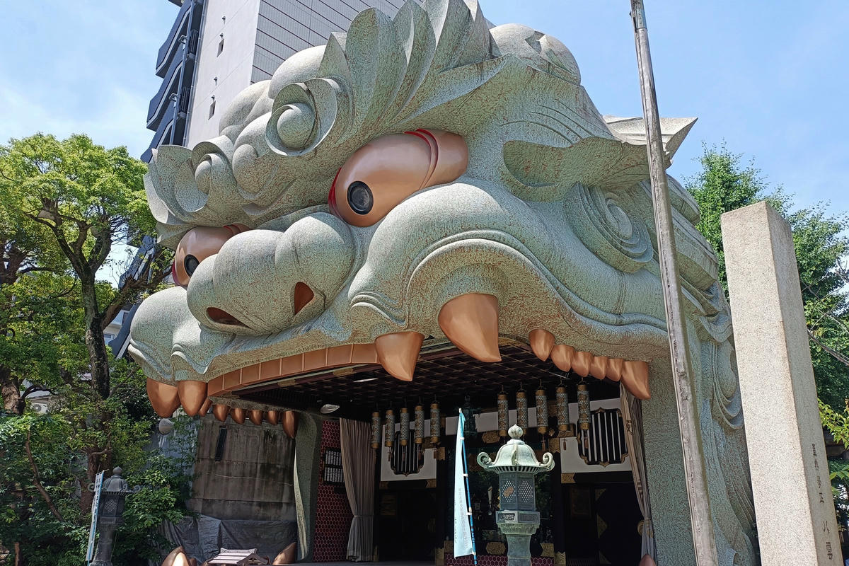 大阪景點｜難波八阪神社：巨大獅子頭神社