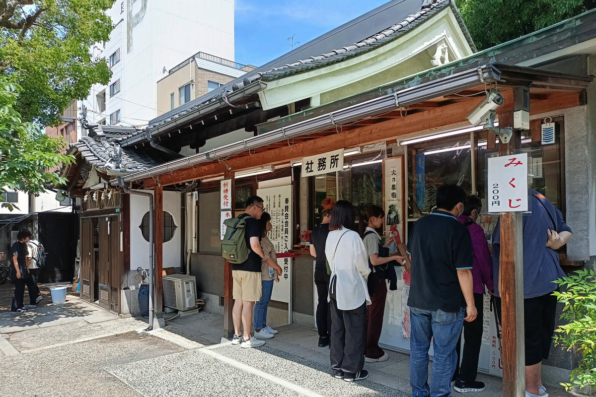 大阪景點｜難波八阪神社：巨大獅子頭神社