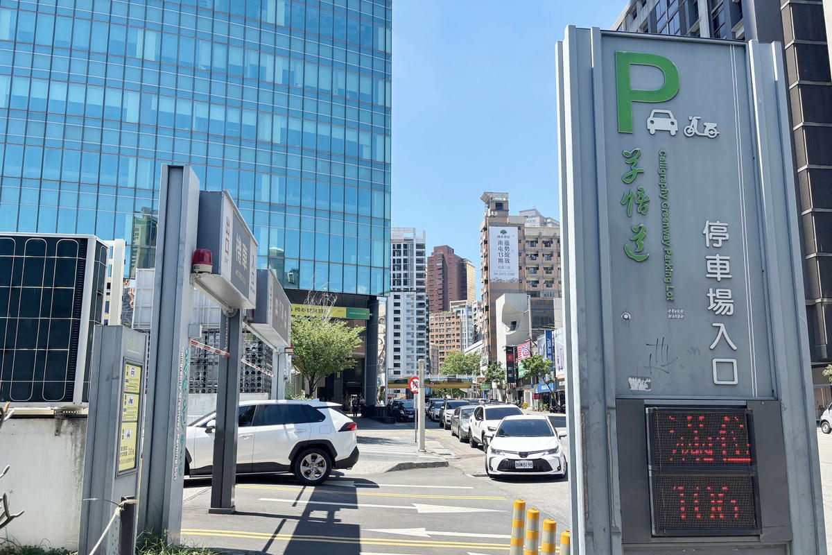 台中景點|PARK2 草悟廣場:大人系公園,城市沙漠綠洲 - 第2張圖 台中景點|PARK2 草悟廣場:大人系公園,城市沙漠綠洲